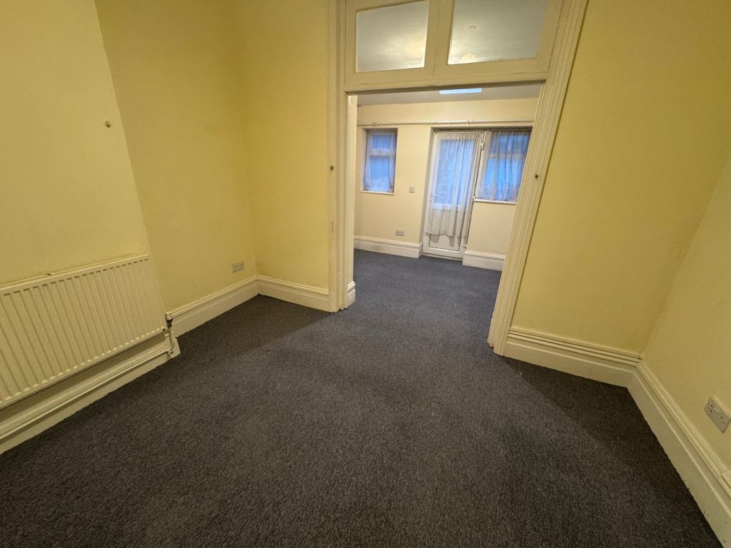 Lot: 129 - FREEHOLD ARRANGED AS TWO DWELLINGS WITH PARKING - Ground floor flat bedroom 1